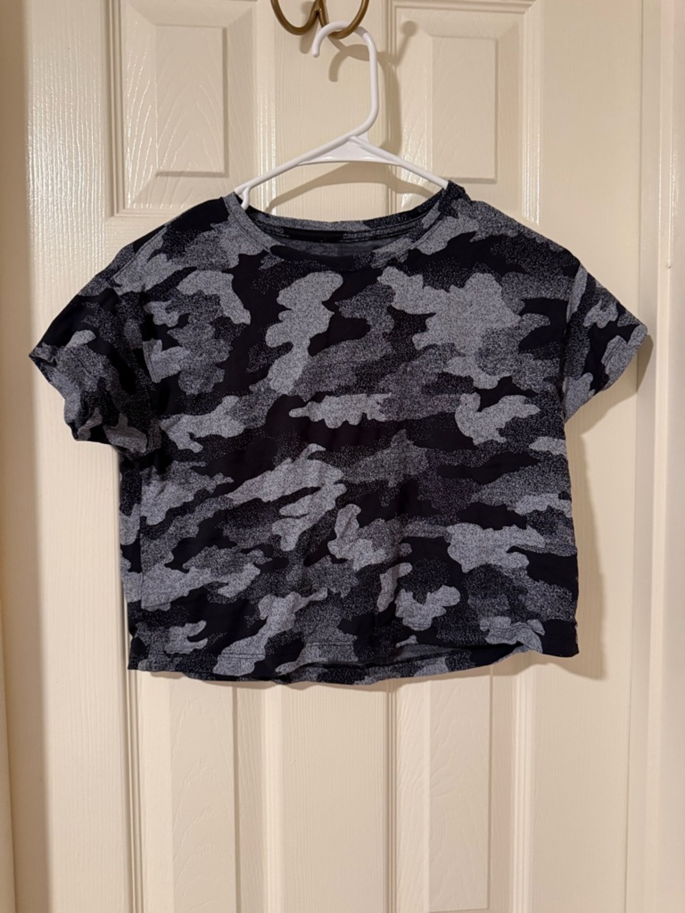 Lululemon cropped camo tee